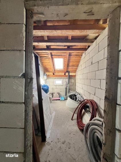 Casă cu 7 camere cu Teren 1000 Mp în Siminicea