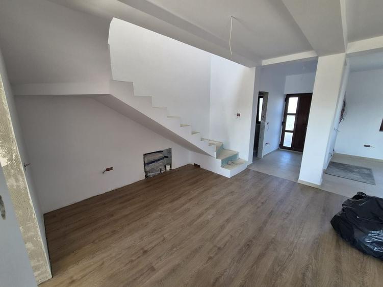 Duplex cu 4 camere cu Canalizare în Urseni