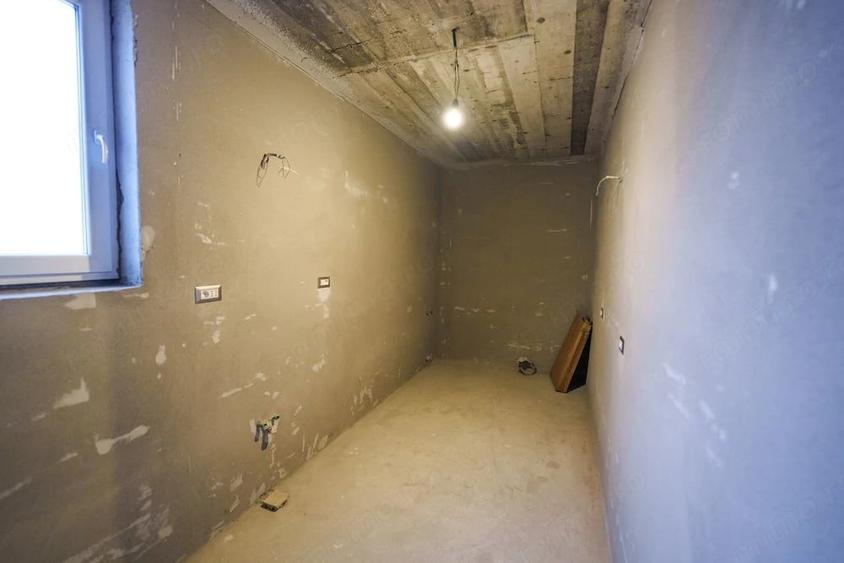 Casă cu 8 camere cu Teren 265 Mp în Romanești