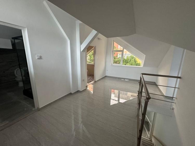 Casă cu 4 camere în Traian