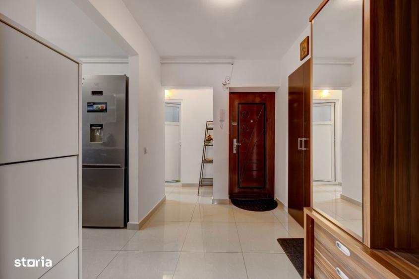 Apartament cu 3 camere semidecomandat, mobilat în Apărătorii Patriei