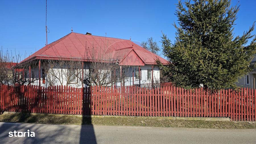 Casă cu 3 camere cu Teren 4900 Mp în Central