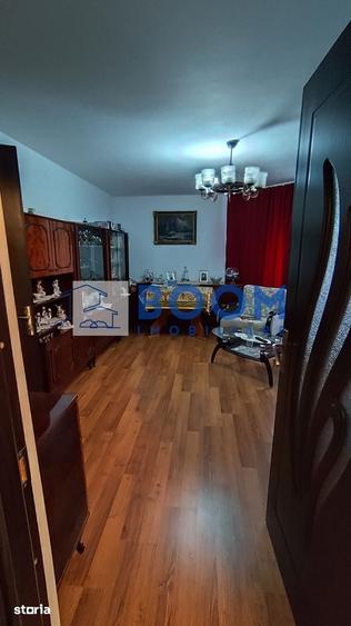 Apartament cu 3 camere semidecomandat în Ostroveni