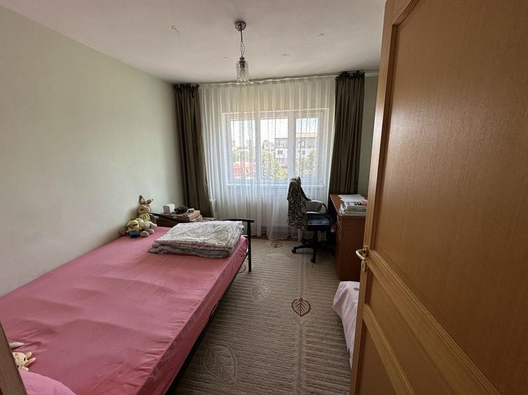Apartament cu 3 camere decomandat în Sud