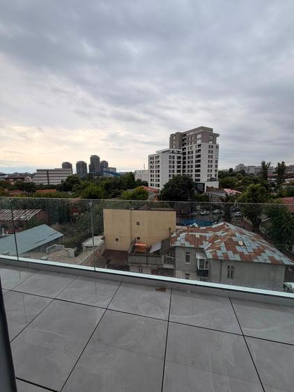 Penthouse cu 4 camere decomandat în Mihai Bravu