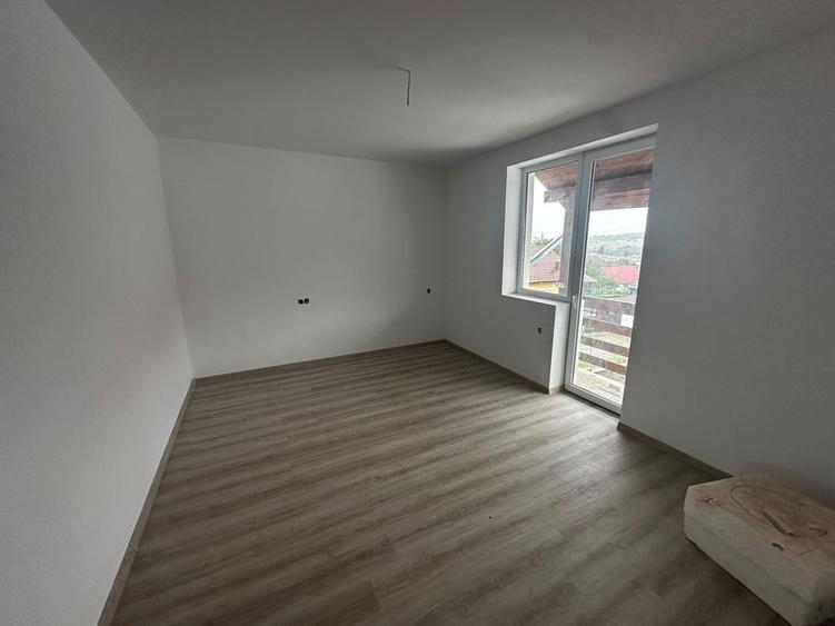 Duplex cu 5 camere cu Canalizare în Exterior Vest