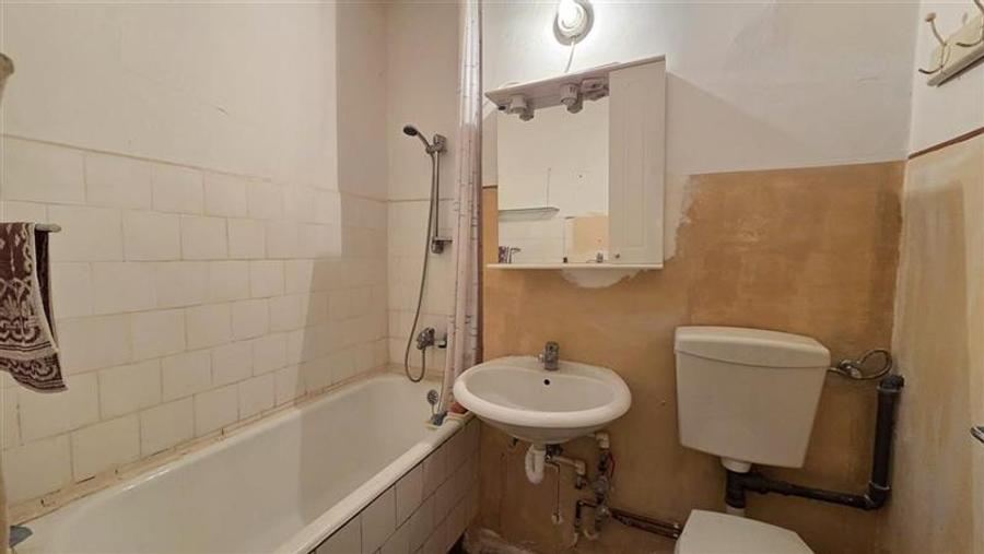 Apartament cu 3 camere semidecomandat în Girocului