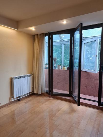 Apartament cu 3 camere semidecomandat în Micro 19
