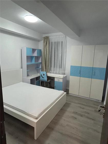 Apartament cu 3 camere semidecomandat în 1 Decembrie