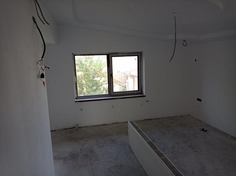 Casă individuală cu 8 camere cu Canalizare în Fundeni