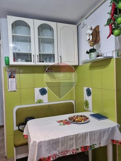 Apartament cu 3 camere semidecomandat în Gara de Est