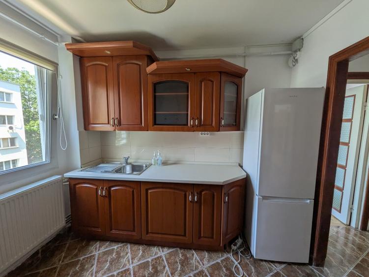 Apartament cu 3 camere semidecomandat în Take Ionescu