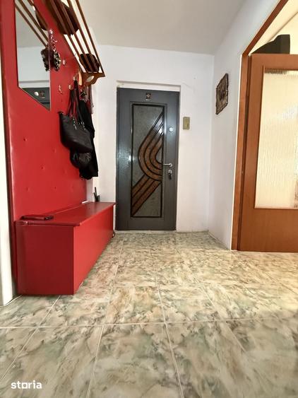 Apartament cu 3 camere semidecomandat în Soarelui