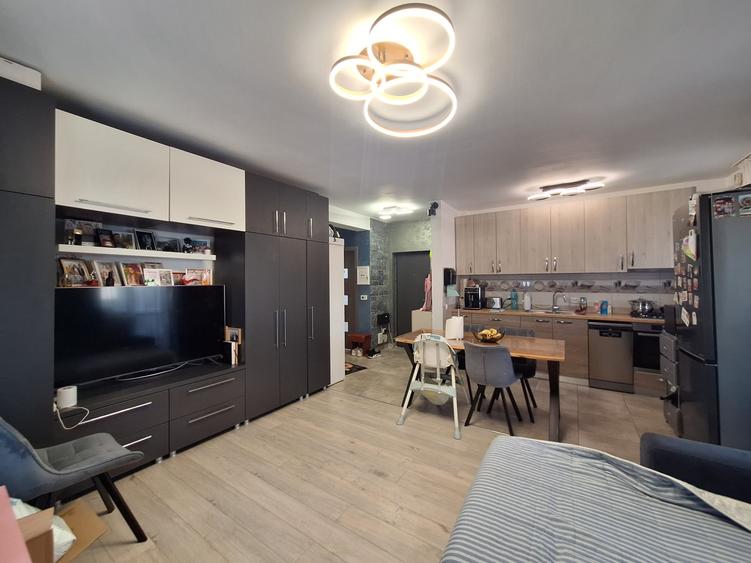Apartament cu 3 camere semidecomandat, mobilat în Florești
