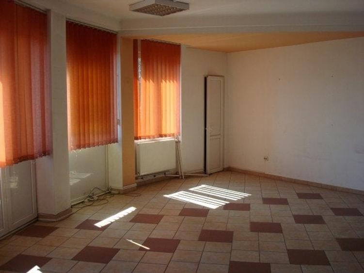 Birou, de 96 mp, în Universitate