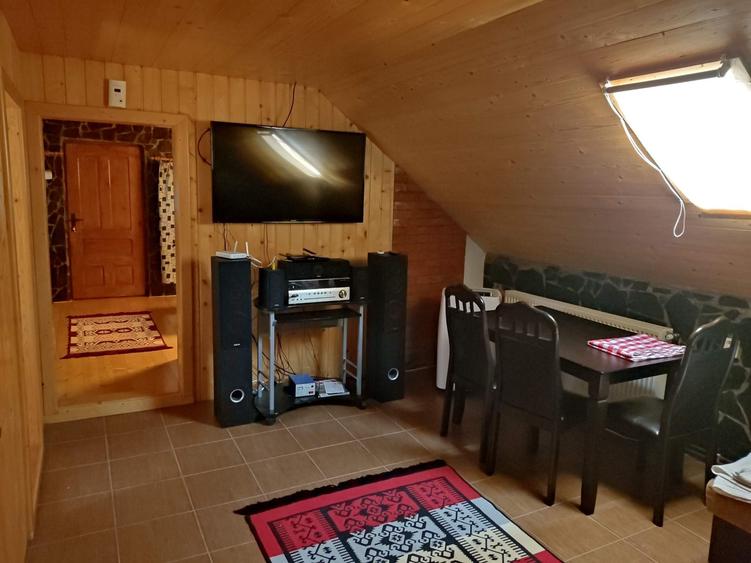 Casă cu 4 camere în Racovița