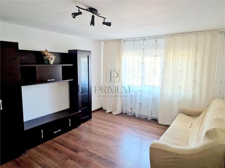 Apartament cu 3 camere decomandat, mobilat în Lunei