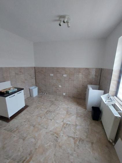 Casă individuală cu 3 camere cu Canalizare în Trocadero