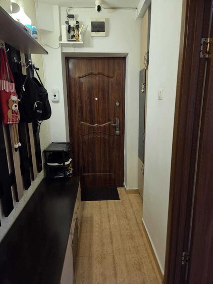 Apartament cu 3 camere semidecomandat în Pajura