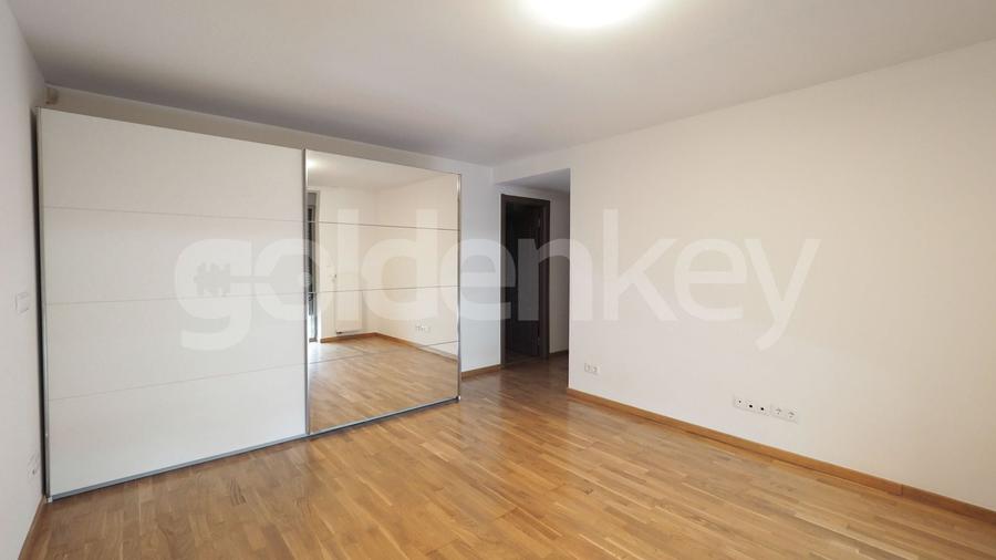 Apartament cu 4 camere semidecomandat în Băneasa