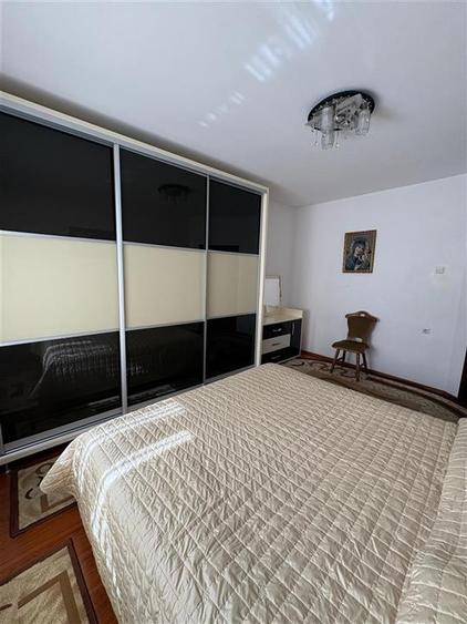 Casă individuală cu 8 camere cu Canalizare în Lascăr Catargiu