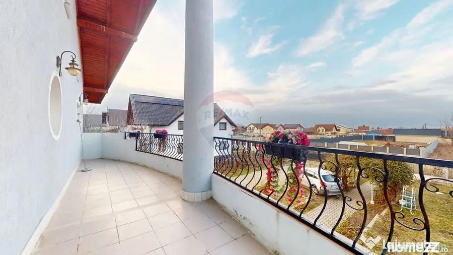 Casă cu 7 camere cu Teren 1075 Mp în Cristian