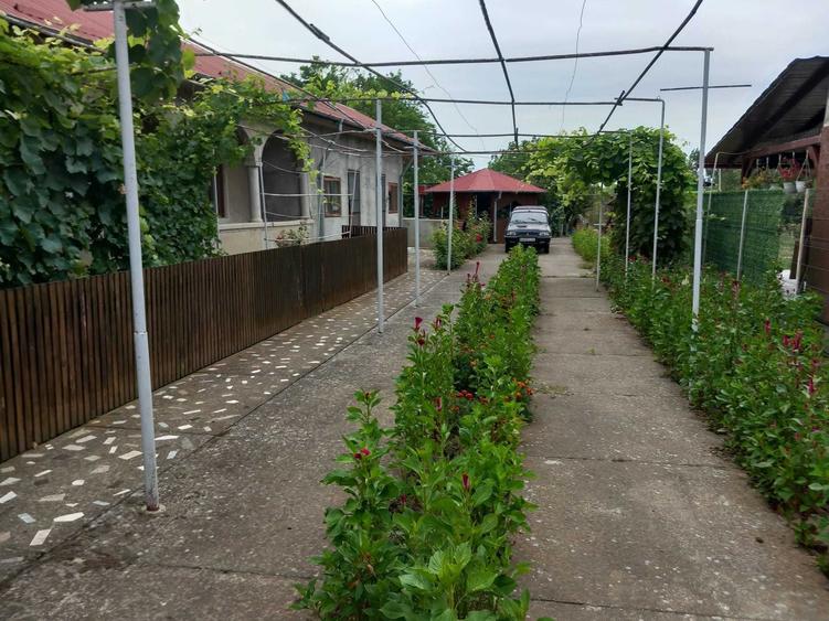 Casă cu 4 camere în Ghizdaru