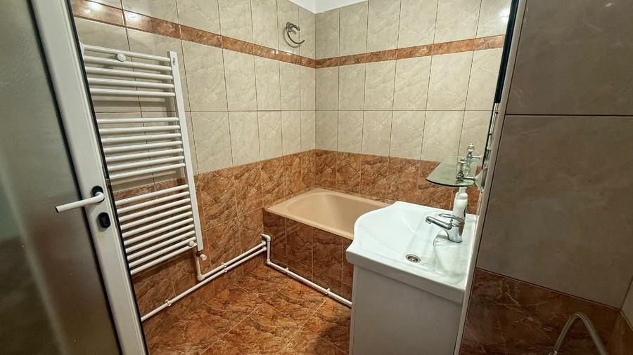 Apartament cu 3 camere decomandat, mobilat în Central