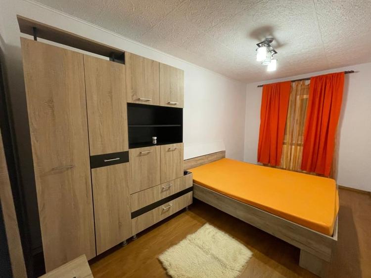Apartament cu 3 camere semidecomandat, mobilat în Craiovița Nouă