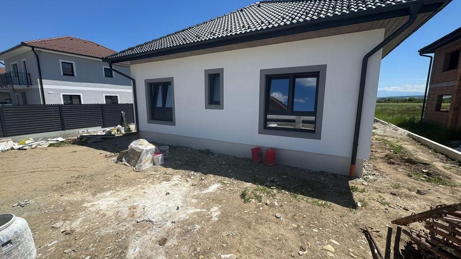 Casă individuală cu 4 camere cu Canalizare în Cristian