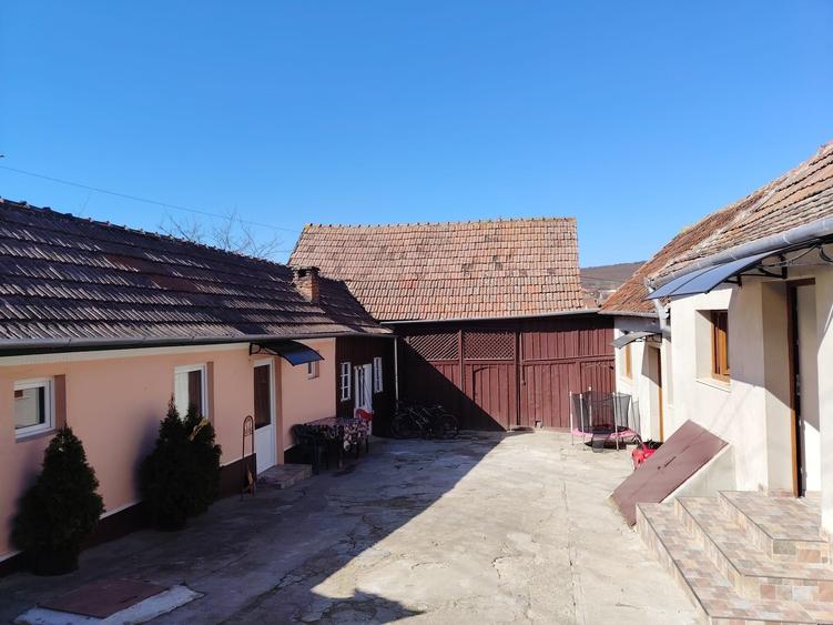 Casă cu 4 camere în Cut