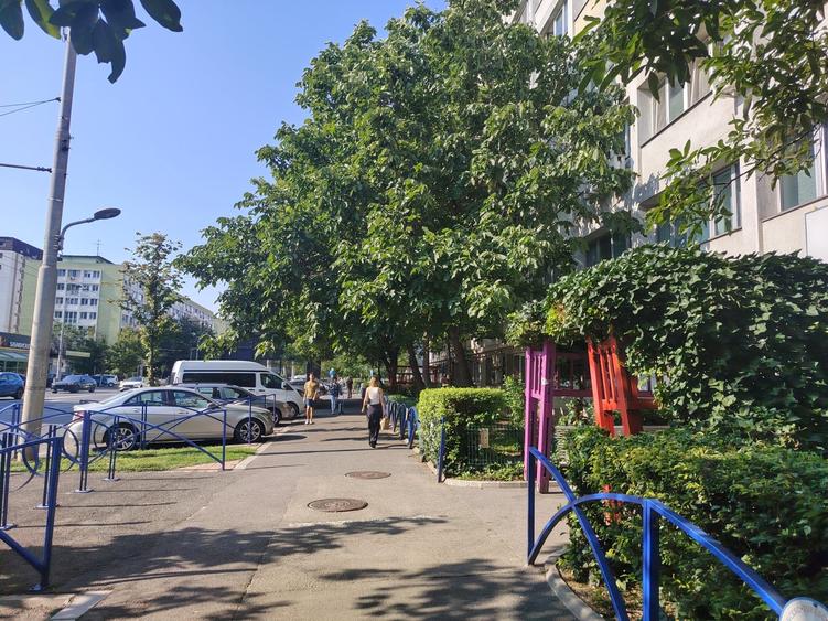 Apartament cu 3 camere semidecomandat în Tineretului