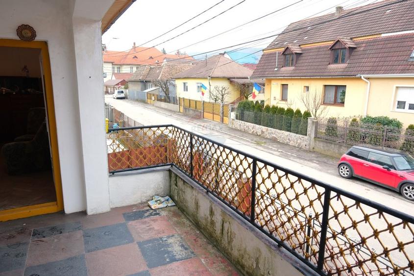 Casă individuală cu 4 camere cu Canalizare în Central