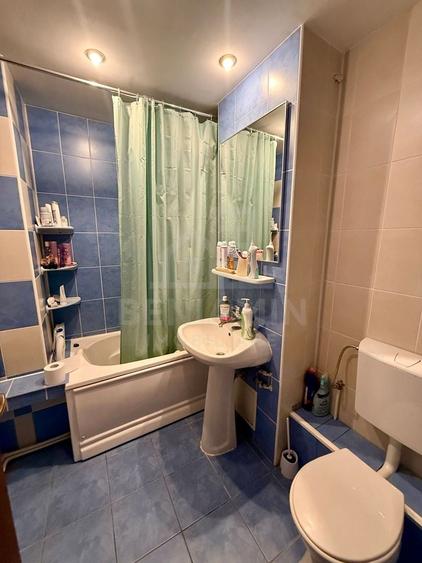 Apartament cu 3 camere decomandat în Craiovița Nouă