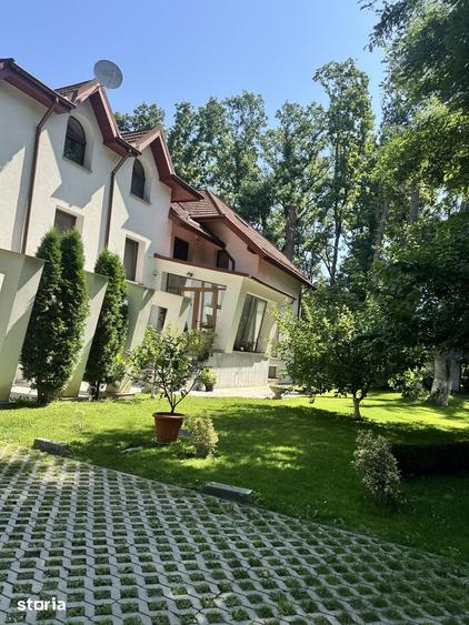 Casă cu 8 camere cu Teren 4750 Mp în Central