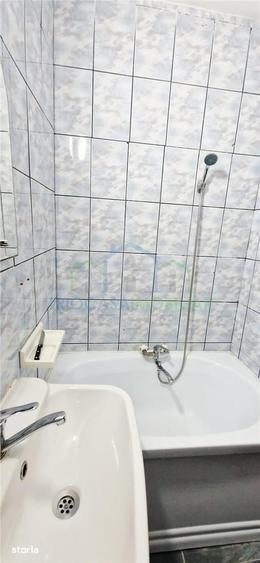 Apartament cu 3 camere semidecomandat în Craiovița Nouă
