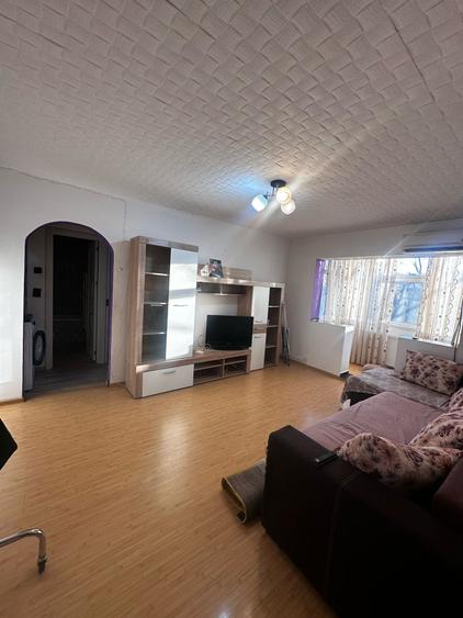 Apartament cu 3 camere semidecomandat, mobilat în Mircea cel Bătrân