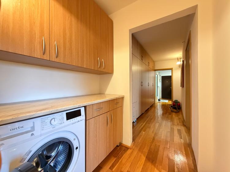 Apartament cu 3 camere semidecomandat în Girocului
