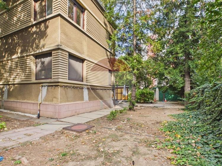 Apartament cu 4 camere semidecomandat în Domenii
