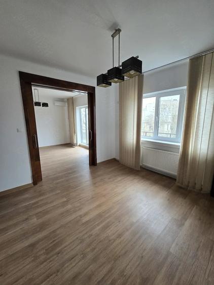Apartament cu 4 camere decomandat în Victoriei