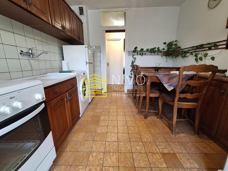 Apartament cu 3 camere decomandat, mobilat în Cornișa