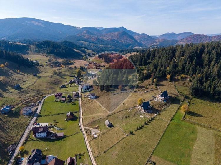 Teren Construcții intravilan de 4500 mp, în Fundata