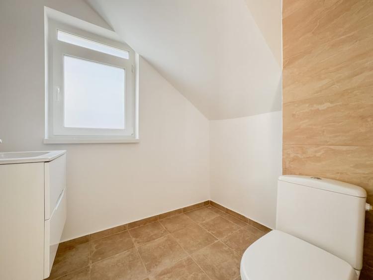 Casă individuală cu 4 camere cu Teren 250 Mp în Periferie