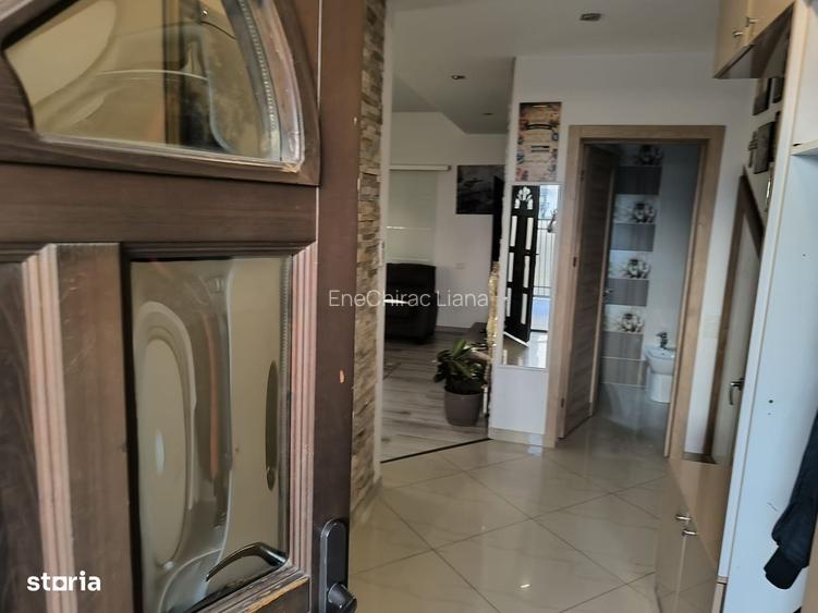 Casa cu mansarda, curte si 6 camere