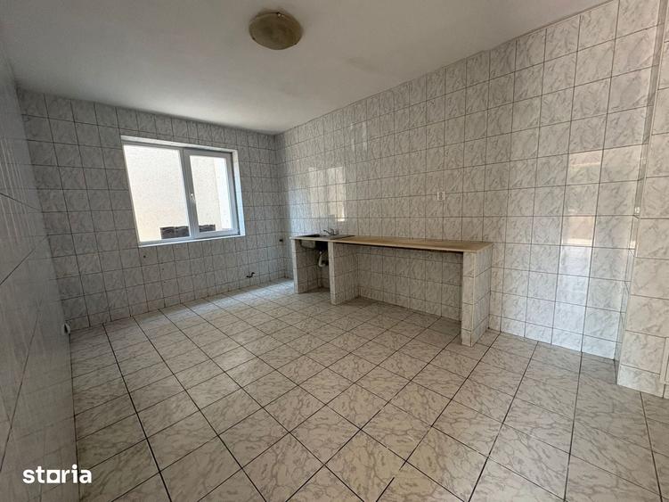 Casă cu 6 camere cu Teren 220 Mp în Vitan