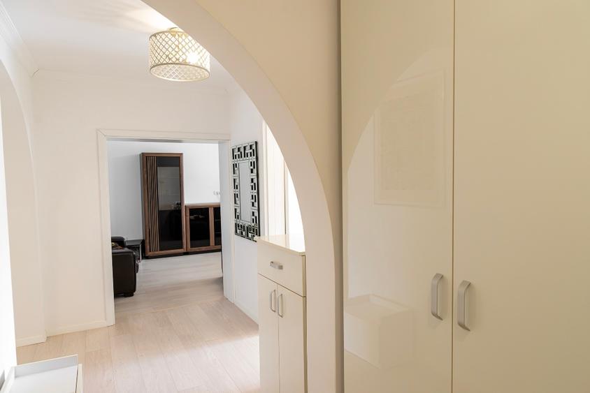 Apartament cu 3 camere decomandat, mobilat în Central