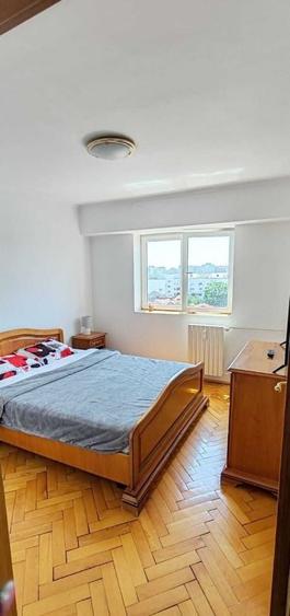 Apartament cu 4 camere decomandat, mobilat în Calea Călărașilor