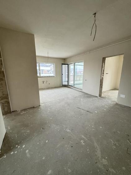 Penthouse cu 4 camere semidecomandat în Florești