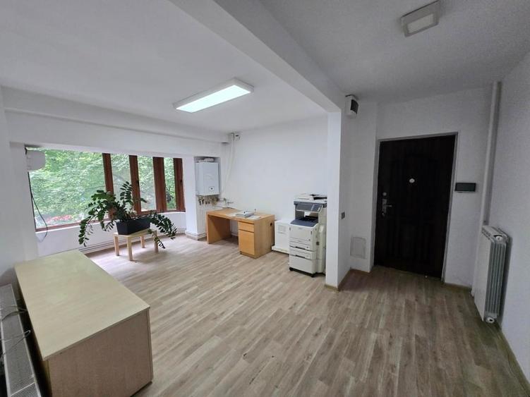 Apartament cu 3 camere semidecomandat, mobilat în Ultracentral