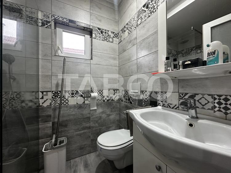 Casă individuală cu 8 camere cu Canalizare în Daia
